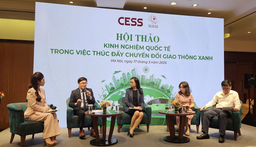 Phần tọa đàm trong Hội thảo "Kinh nghiệm quốc tế trong việc thúc đẩy chuyển đổi giao thông xanh"