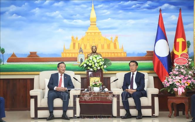 Trưởng ban Đối ngoại Lào Bounleua Phandanouvong tiếp Đại sứ Nguyễn Minh Tâm đến chúc mừng nhân dịp Kỷ niệm 71 năm Ngày thành lập Đảng Nhân dân cách mạng Lào. Ảnh: Xuân Tú/TTXVN