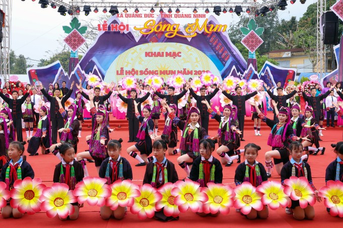 Chương trình văn nghệ của người Dao Thanh Y. 