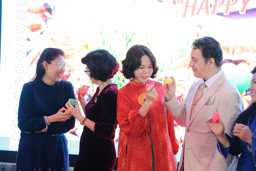 Khách mời tại buổi lễ tham gia Trò chơi “đập trứng”Ảnh: “Thể thao & Văn hóa”
