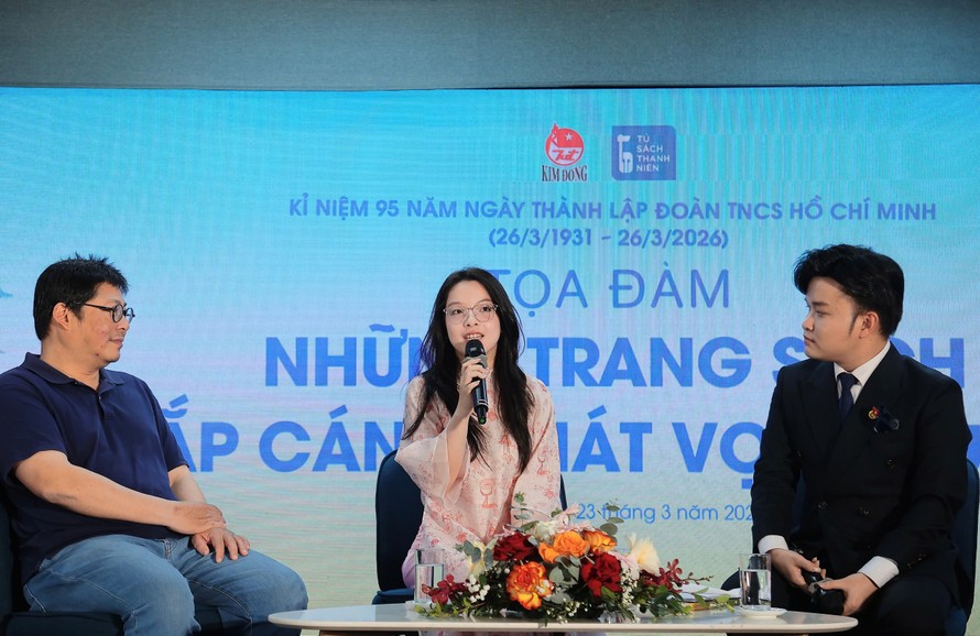 PGS.TS, nhà phê bình văn học Phạm Xuân Thạch (ngoài cùng, trái) và Lê Phương Thảo, Đại sứ văn hóa đọc 2024 là hai diễn giả chính tại sự kiện. Ảnh: Việt Trung