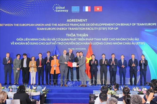 Phó Thủ tướng Hồ Đức Phớc và Cao ủy châu Âu phụ trách Quan hệ Đối tác Quốc tế Jozef Síkela chứng kiến Lễ trao thoả thuận giữa EU và Cơ quan phát triển Pháp (AFD) thay mặt cho Nhóm châu Âu về khoản bổ sung cho quỹ hỗ trợ chuyển dịch năng lượng cùng nhóm châu Âu (ETEF). Ảnh: Hoàng Hiếu