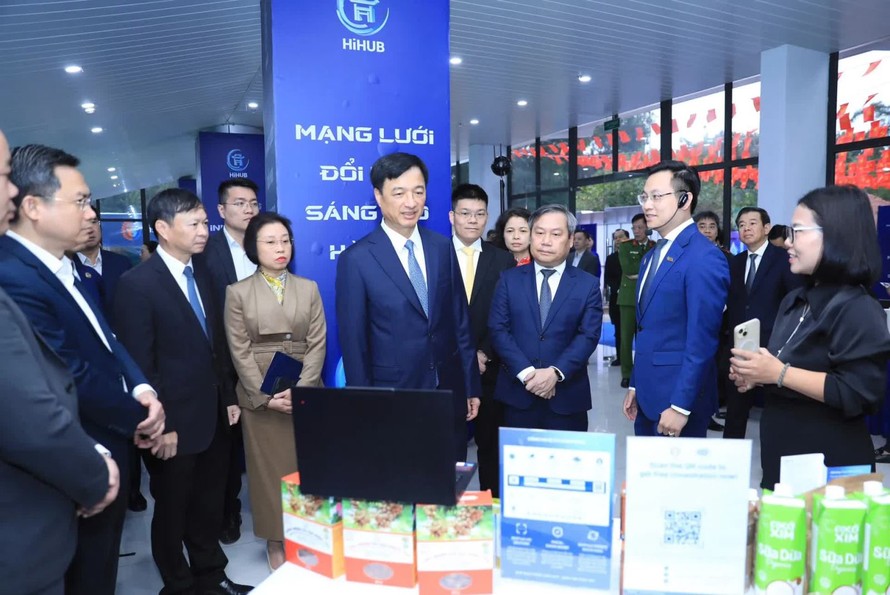 Lãnh đạo Thành phố tham quan không gian Triển lãm mạng lưới đổi mới sáng tạo Hà Nội.