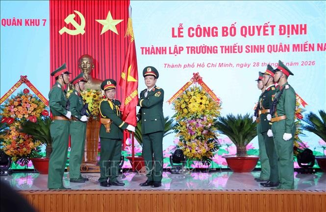 Thượng tướng Nguyễn Trường Thắng, Thứ trưởng Bộ Quốc phòng (phải) trao Quân kỳ Quyết thắng cho đại diện Nhà trường Thiếu sinh quân miền Nam.