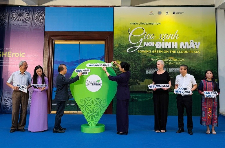 Đại biểu tham quan triển lãm "Gieo xanh nơi đỉnh mây". 