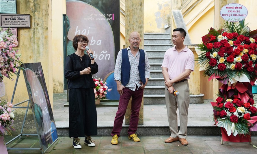 Nhà văn Đỗ Bích Thúy; nhà điêu khắc, họa sĩ Đinh Công Đạt; nhà văn, họa sĩ Nguyễn Trương Quý tại buổi khai mạc triển lãm Hai Ba Bốn...