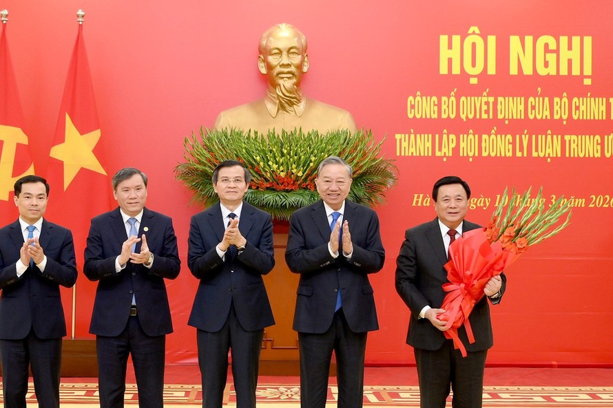 Tổng Bí thư Tô Lâm trao Quyết định của Bộ Chính trị thành lập Hội đồng Lý luận Trung ương nhiệm kỳ 2026-2031. 