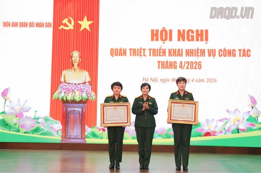 Đạo diễn Đặng Thái Huyền nhận Huân chương Lao động hạng ba. Ảnh: Điện ảnh Quân đội nhân dân