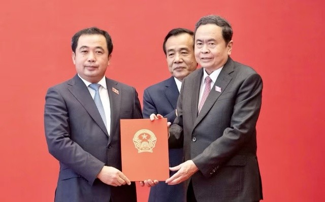 Chủ tịch Quốc hội Trần Thanh Mẫn trao Nghị quyết của Ủy ban Thường vụ Quốc hội phê chuẩn kết quả bầu đồng chí Trần Đức Thắng, Bí thư Thành ủy Hà Nội giữ chức Trưởng Đoàn ĐBQH TP. Hà Nội.