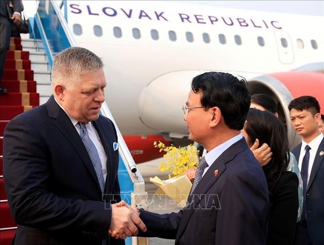 Bộ trưởng, Chủ nhiệm Văn phòng Chính phủ Đặng Xuân Phong đón Thủ tướng Slovakia Robert Fico tại Sân bay quốc tế Nội Bài. Ảnh: Tuấn Anh/TTXVN