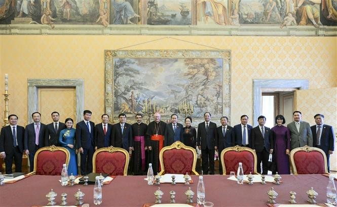 Chủ tịch Quốc hội Trần Thanh Mẫn và Phu nhân cùng Thủ tướng Tòa thánh Vatican, Hồng y Pietro Parolin và các đại biểu chụp ảnh chung. Ảnh: TTXVN