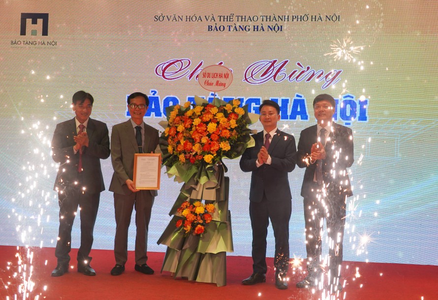 Đại diện Bảo tàng Hà Nội nhận quyết định trở thành điểm du lịch cấp thành phố. Ảnh: BTHN