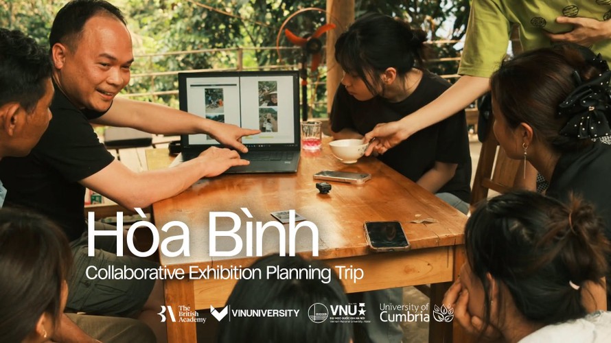 TS. Trần Hoài và các cộng tác viên thuộc dự án "Du lịch ngoài trời và những biến đổi trong câu chuyện văn hóa của các cộng đồng dân tộc thiểu số Việt Nam". Ảnh: NVCC