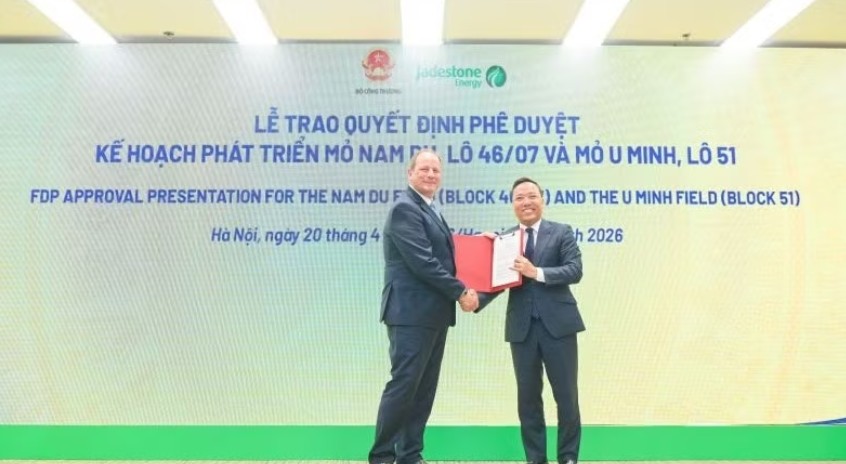 Thứ trưởng Công Thương Nguyễn Hoàng Long trao quyết định phê duyệt phát triển các mỏ cho Công ty Jadestone Energy.