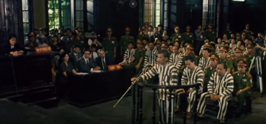 Phân cảnh sử án với 500 diễn viên quần chúng trong Lưới trời. Ảnh: VFDA