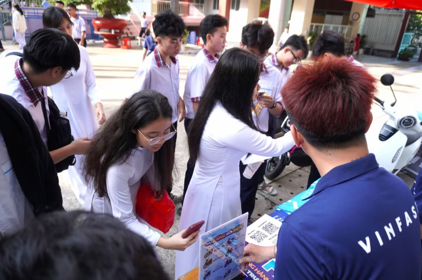 Học sinh trường THPT Thủ Đức (TP.HCM) hào hứng đăng ký trải nghiệm xe máy điện VinFast.