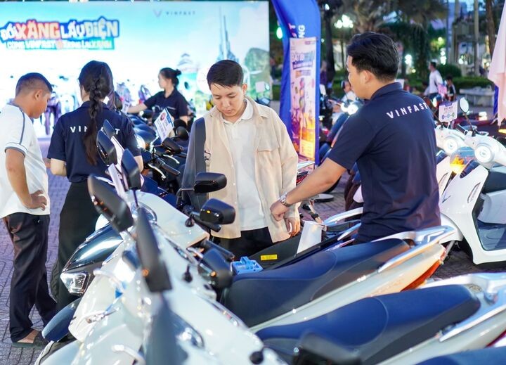 Bộ đôi Evo và Evo Lite hút khách tại sự kiện Đổi xăng lấy điện: Giá trong tầm tay, đổi pin chỉ 1 phút