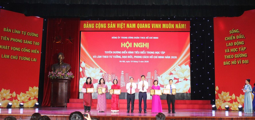 Ban Thường vụ Đảng ủy Trung ương Đoàn tuyên dương 5 tập thể và 37 cá nhân có thành tích xuất sắc nhất trong năm 2025.