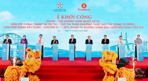Chủ tịch Quốc hội Trần Thanh Mẫn và đại biểu thực hiện nghi thức phát lệnh khởi công Dự án trục không gian Quốc lộ 1A. 
