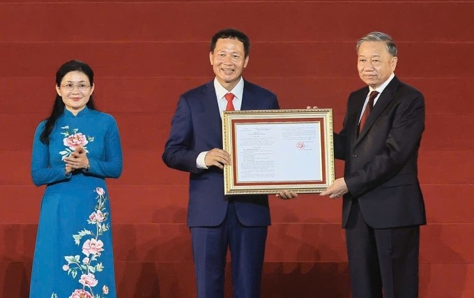 Tổng Bí thư, Chủ tịch nước Tô Lâm trao Huân chương Lao động hạng Nhất tặng thành phố Đồng Nai. Ảnh: Thống Nhất/TTXVN