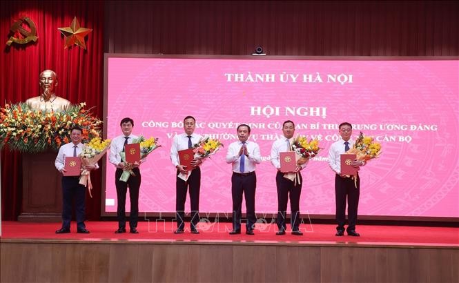 Bí thư Thành ủy Hà Nội Trần Đức Thắng trao các quyết định của Ban Bí thư Trung ương Đảng và Ban Thường vụ thành ủy về công tác cán bộ.