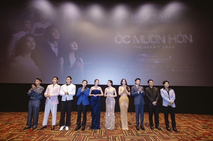 Đoàn làm phim Ốc mượn hồn trong buổi premiere tại Hà Nội tối 28/5