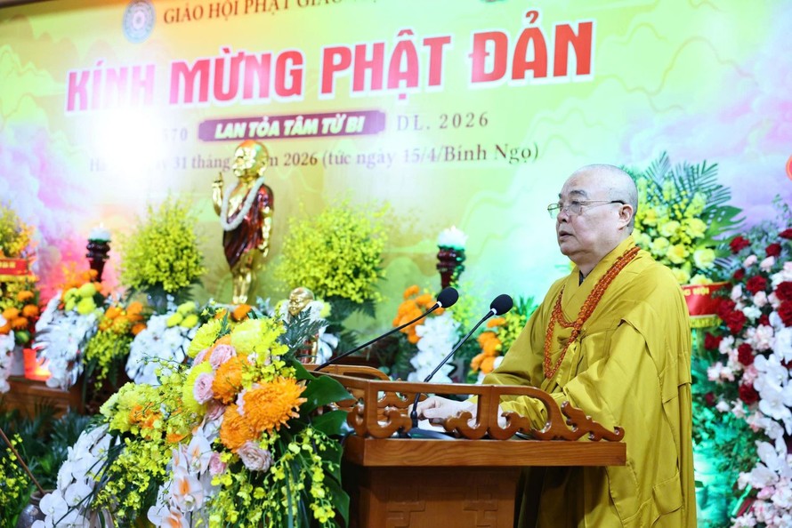 Hòa thượng Thích Thanh Nhiễu, Phó Chủ tịch Thường trực HĐTS GHPGVN, tuyên đọc Thông điệp của Đức Pháp chủ GHPGVN. Ảnh: Minh Đức/TTXVN