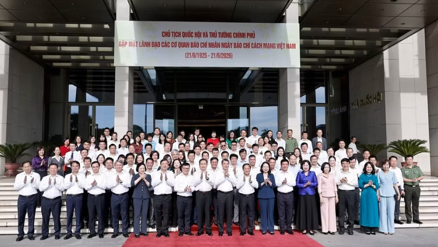Chủ tịch Quốc hội Trần Thanh Mẫn và Thủ tướng Chính phủ Lê Minh Hưng và các đại biểu chụp ảnh chung. - Ảnh: TTXVN