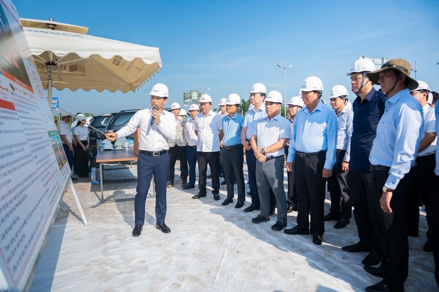 Bộ trưởng Bộ Xây dựng Trần Hồng Minh cùng đoàn công tác kiểm tra tiến độ thi công dự án mở rộng cao tốc TP Hồ Chí Minh - Trung Lương - Mỹ Thuận, một trong những công trình giao thông trọng điểm khu vực phía Nam.