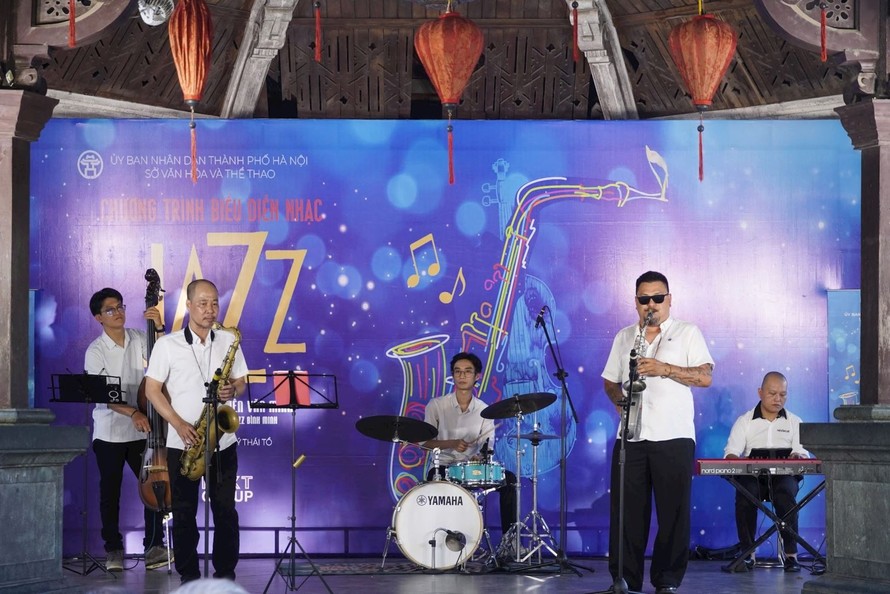 Nghệ sĩ Quyền Thiện Đắc và các nghệ sĩ Bình Minh Jazz Club đã mang đến không gian nghệ thuật đáng nhớ. Ảnh: SVHTT