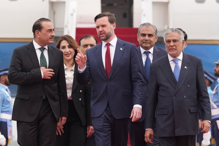 Phó Tổng thống JD Vance (giữa, phía trước) dẫn đầu phái đoàn Mỹ tới Pakistan để tham gia cuộc đàm phán với phía Iran ngày 11/4/2026. Ảnh: THX