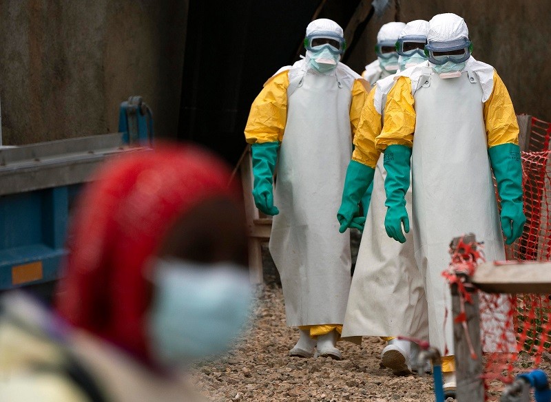 Báo động số nhân viên y tế tử vong do dịch Ebola
