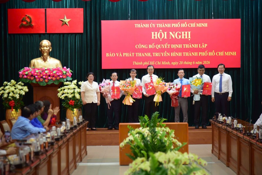 Phó bí thư thường trực Thành ủy TP Lê Quốc Phong, Phó bí thư Thành ủy TP Văn Thị Bạch Tuyết trao quyết định và hoa chúc mừng Tổng giám đốc và 4 Phó tổng giám đốc, cùng Hội đồng biên tập Báo và Phát thanh, Truyền hình TP Hồ Chí Minh