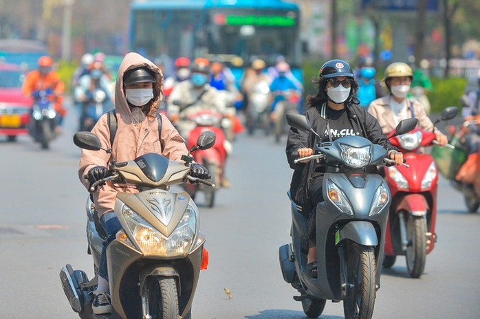 Nắng nóng bao trùm Bắc Bộ và Trung Bộ