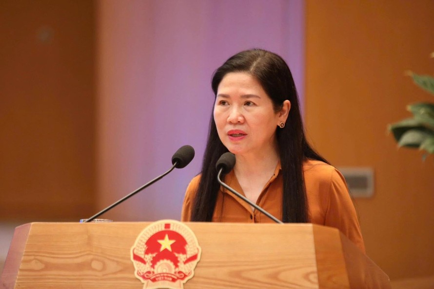 Bà Mai Thị Thu Vân, Phó Chủ nhiệm Văn phòng Chính phủ phát biểu khai mạc chương trình, nhấn mạnh vai trò của AI trong nâng cao hiệu quả công tác tham mưu và xử lý công việc. 