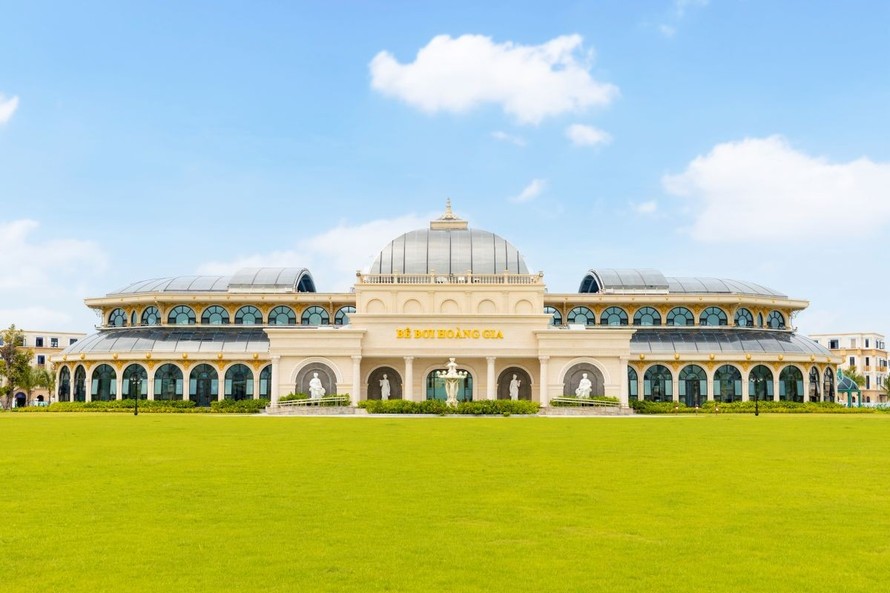 Bể bơi Hoàng Gia 2.000m2, mái kính pha lê kết hợp cùng kiến trúc Châu Âu cổ điển 