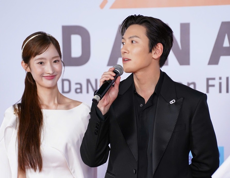 Nữ TikToker Hàn Quốc bất ngờ vì Ji Chang Wook quá thân thiện