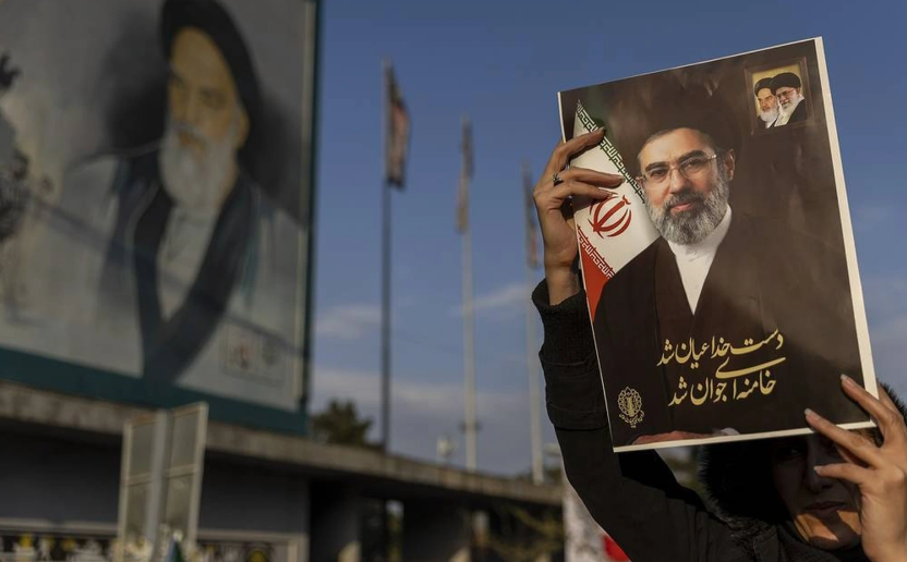 Hàng chục nghìn người dân Iran tập trung tại Đại giáo đường Imam Khomeini Mosalla ở Tehran để dự Lễ tang Đại giáo chủ Ali Khamenei, ngày 4/7/2026. Ảnh: Anadolu Agency/TTXVN
