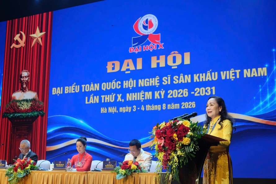 NSND Trịnh Thúy Mùi, Phó Chủ tịch Liên hiệp các Hội Văn học Nghệ thuật Việt Nam, Chủ tịch Hội Nghệ sĩ Sân khấu Việt Nam khóa IX phát biểu tại Đại hội. Ảnh: Phạm Tuấn Anh/TTXVN