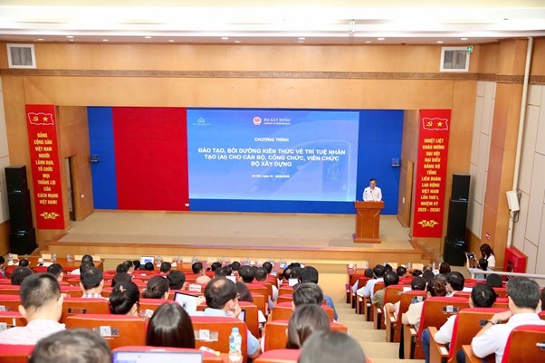Quang cảnh chương trình đào tạo, bồi dưỡng kiến thức về trí tuệ nhân tạo (AI) dành cho cán bộ, công chức, viên chức Bộ Xây dựng.