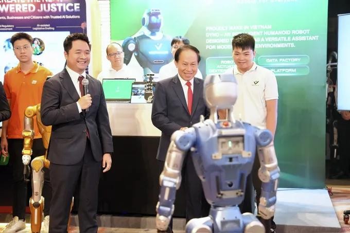 Phó Thủ tướng Lê Tiến Châu và các đại biểu tham quan trưng bày các sản phẩm ứng dụng trí tuệ nhân tạo tại Diễn đàn