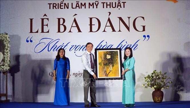 Gia đình họa sĩ Lê Bá Đảng tặng các bức hoạ cho Bảo tàng tỉnh Quảng Trị.