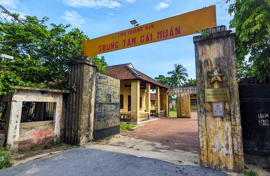 Nằm nép mình trong một con hẻm của đường Lý Thường Kiệt, Nhà lao Hội An do đế quốc Mỹ và chính quyền tay sai xây dựng từ năm 1960 với tên gọi là “Nhà lao Xóm Mới” hay “Trung tâm cải huấn Quảng Nam”. Đây được xem là chốn “địa ngục trần gian” đối với đồng bào, chiến sĩ của ta từ năm 1960 - 1975. Ảnh: hoianmuseum.com