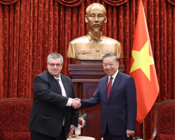 Tổng Bí thư, Chủ tịch nước Tô Lâm và phóng viên của Hãng thông tấn Nga TASS Yury Denisovich. (Ảnh: TASS)