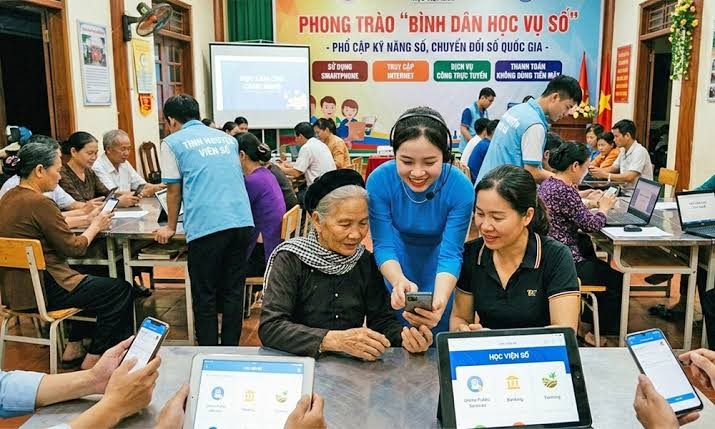 Người cao tuổi tự tin sử dụng công nghệ qua "bình dân học vụ số"