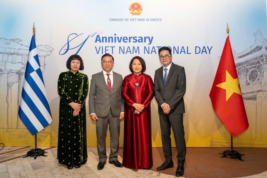 Ông Nguyễn Tuấn Anh (thứ hai, trái) tham gia hoạt động kỷ niệm 81 năm Quốc khánh Việt Nam tại Hy Lạp