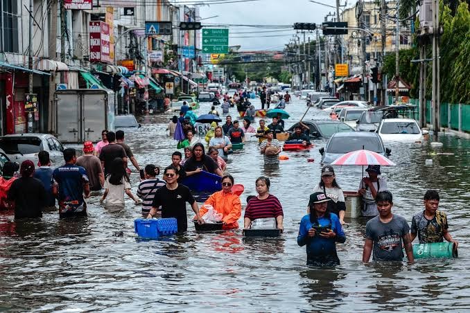 Chính quyền thủ đô Bangkok (Thái Lan) ngày 26/9/2026 công bố toàn bộ 50 quận của thủ đô là khu vực chịu ảnh hưởng thiên tai, sau gần 48 giờ mưa lớn liên tục gây ngập diện rộng, làm gián đoạn sinh hoạt và giao thông. Trong vòng 10 ngày, Thái Lan đã ghi nhận ít nhất 8 người thiệt mạng do mưa lũ. Ảnh: THX/TTXVN phát