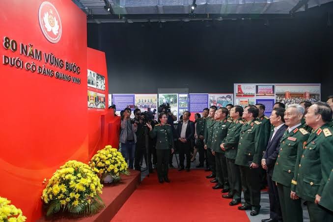 Khai mạc triển lãm 80 năm vững bước dưới cờ Đảng quang vinh