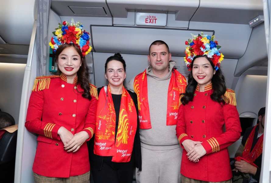 Tàu bay Vietjet được chào đón bằng nghi thức vòi rồng tại Sân bay quốc tế Praha. Ảnh: VJ