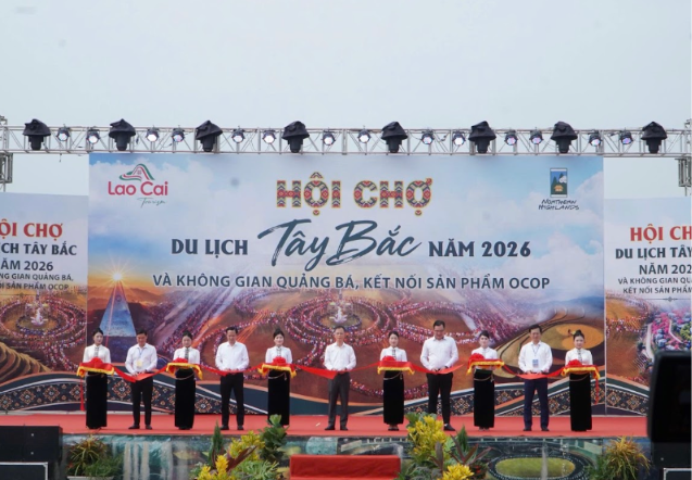 Các đại biểu thực hiện nghi thức cắt băng khai mạc hội chợ du lịch Tây Bắc năm 2026
